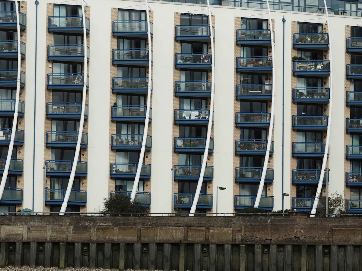 Fachada de prédio de apartamentos com sacadas
