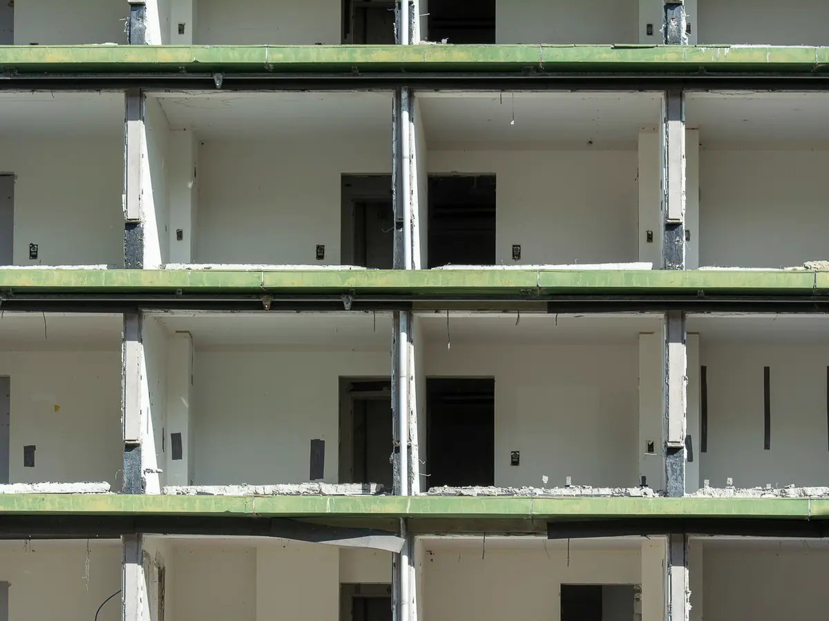 Prédio residencial em construção com andares ainda abertos